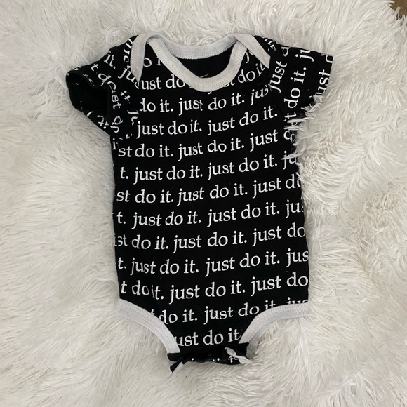 Nike baby Just do it logo black and white onesie 0-6 M - Picture 1 of 6